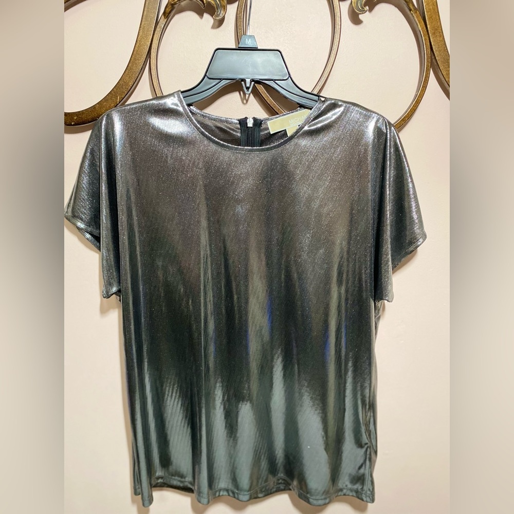 Short sleeve metallic top.